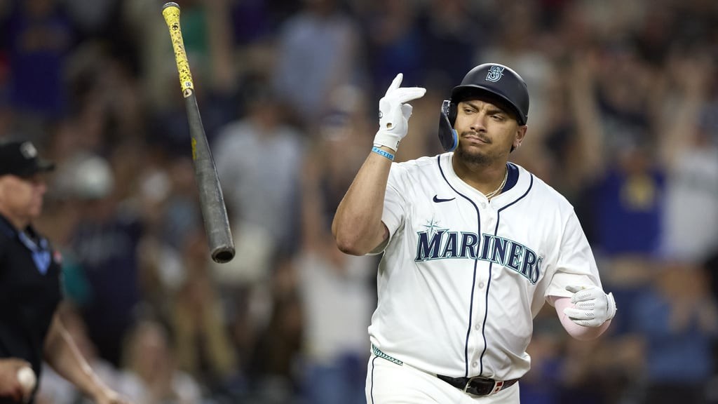 Josh Naylor empalma un cuadrangular de dos carreras por la pradera derecha.