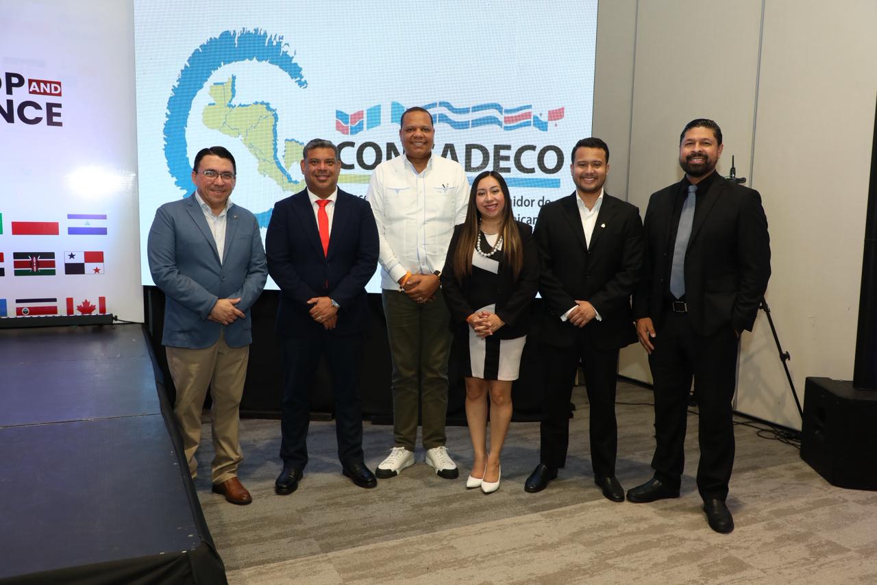 Instituto Nacional de Protección de los Derechos del Consumidor (pro consumidor), con Eddie Alcántara (C), homólogo centroamericano.