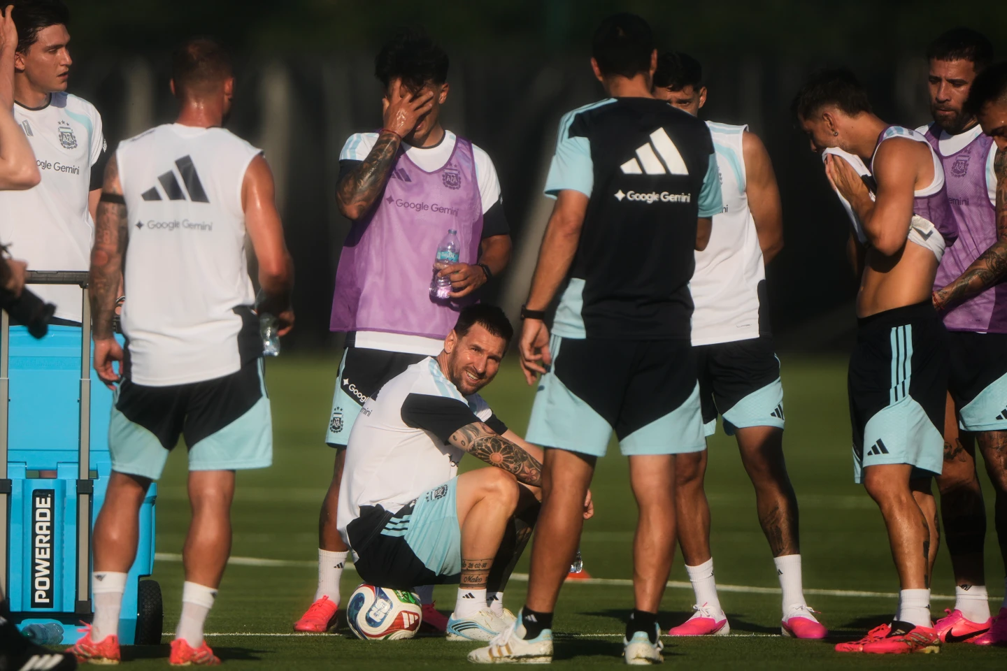 El delantero argentino Lionel Messi, sentado, descansa con sus compañeros durante una sesión de entrenamiento de la Copa Mundial de la FIFA el miércoles 3 de junio de 2026 en Kansas City, Kansas.