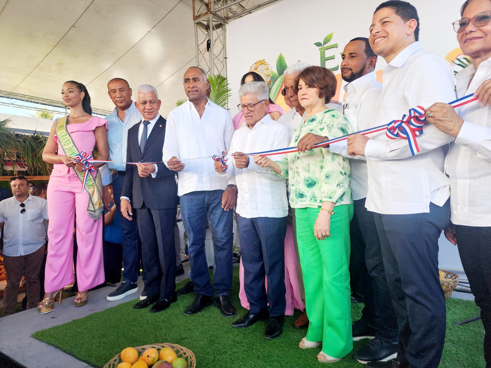 Onesimo Mejía corta la cinta para dejar abierta la Feria.