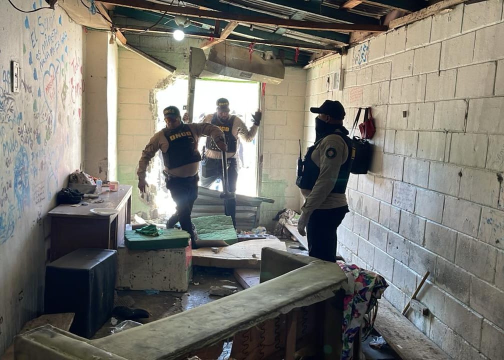 Los allanamientos incluyeron allanamientos y allanamientos en diversos sectores de la ciudad, donde también se incautaron cannabis, crack, dinero en efectivo y otros elementos vinculados al microtráfico.