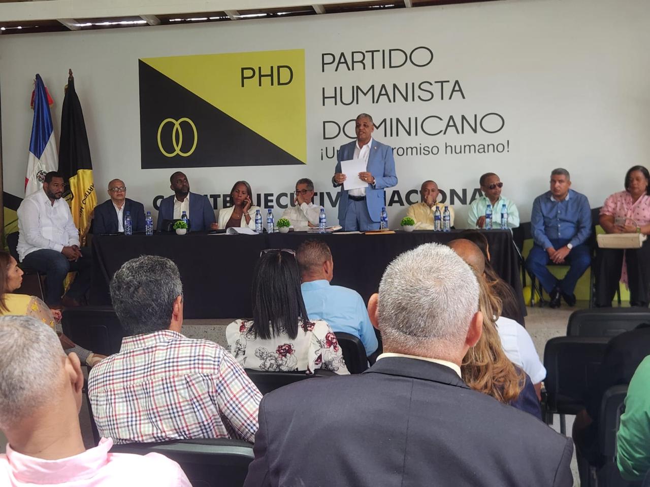 El presidente del PHD, Ramón Emilio Goris, habla en una reunión de dirigentes en la sede de la organización en el Distrito Nacional.