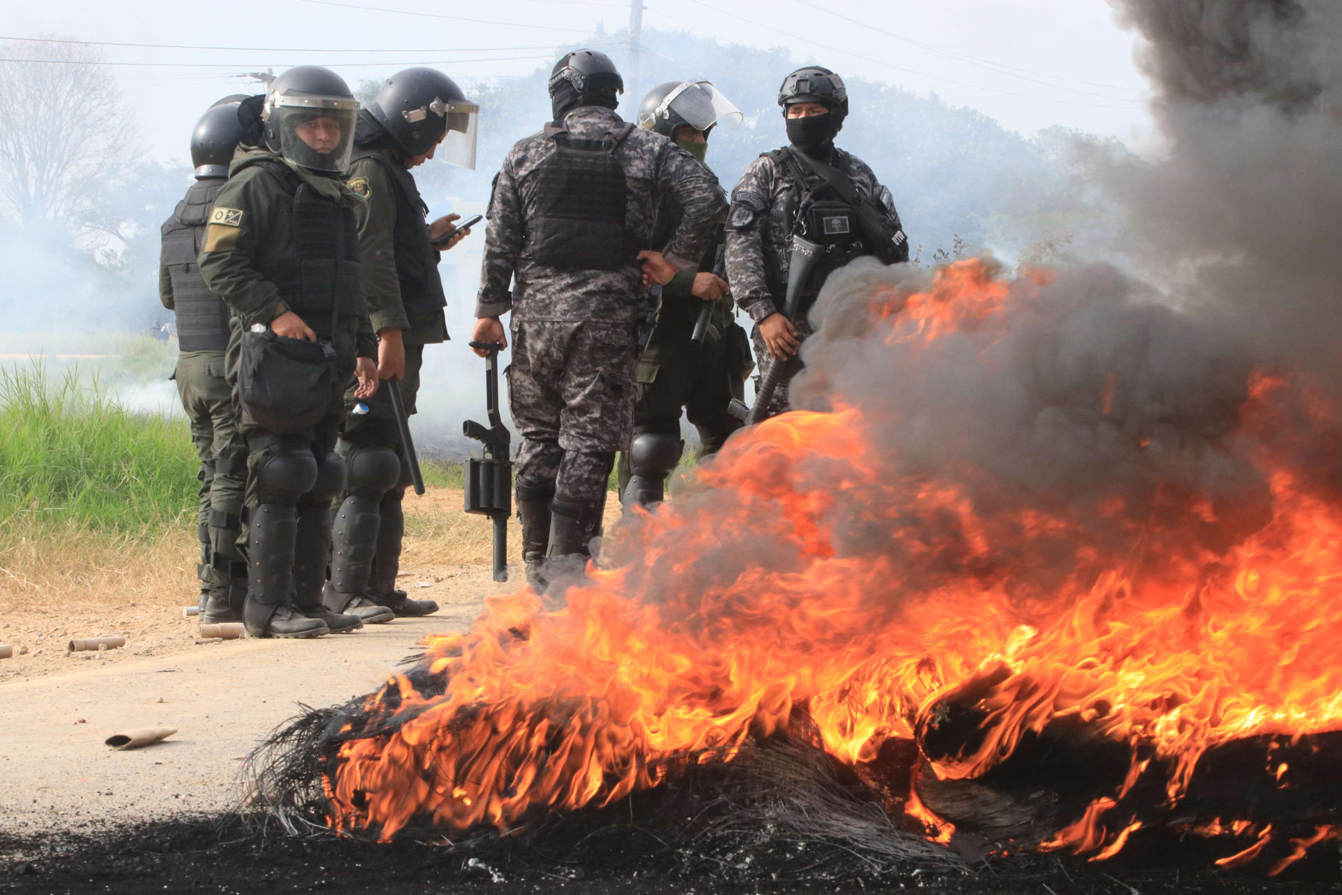 Policías bolivianos custodian una calle durante los enfrentamientos con manifestantes de este sábado en San Julián (Bolivia). EFE/Juan Carlos Torrezón