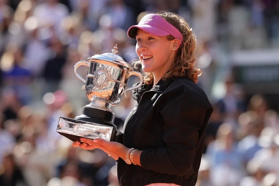 La tenista rusa Mirra Andreeva celebra tras ganar la final contra Maja Chwalinska en el Abierto de Francia en Roland Garros en París, Francia.