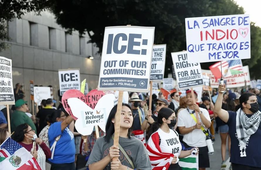 Fotografía de archivo de manifestantes contra las medidas federales de control de la inmigración, en Los Ángeles, California (EE. UU.).