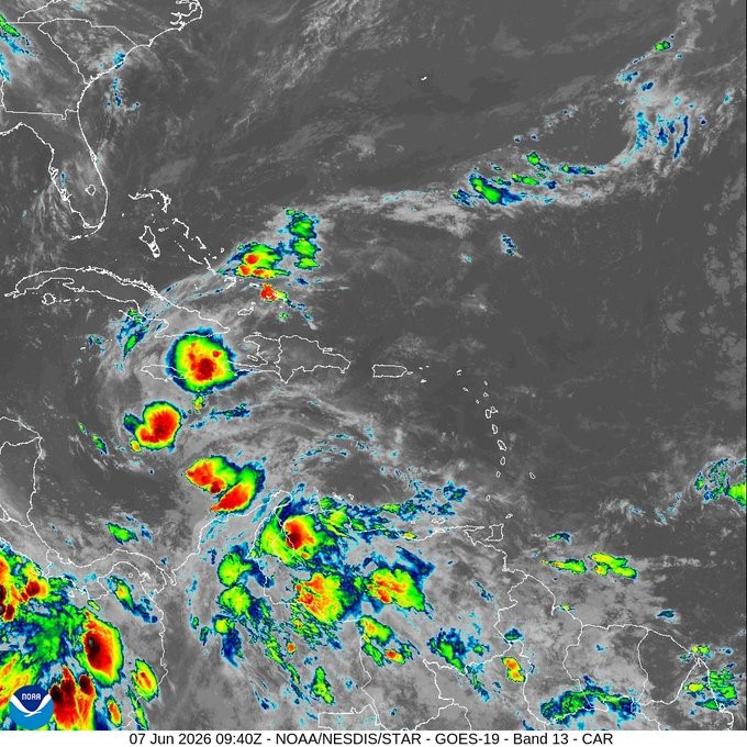 El Instituto Dominicano de Meteorología (Indomet) informó que la incidencia de una vaguada y el paso de una onda tropical continuarán generando aguaceros.