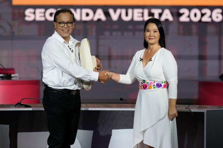 Los aspirantes a la presidencia de Perú Keiko Fujimori, de Fuerza Popular, y Roberto Sánchez, de Juntos por Perú, se dan la mano antes de un debate presidencial en Lima, Perú, el domingo 31 de mayo de 2026.