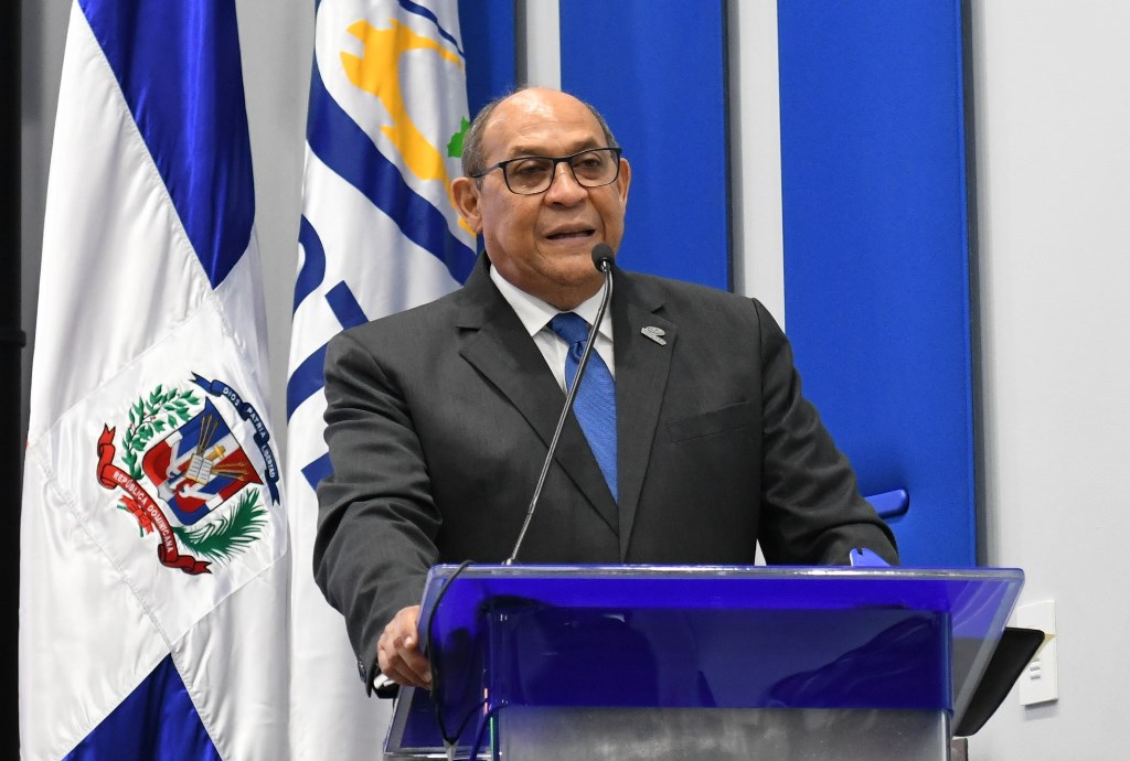 Rafael Santos Badia presentó al CES el calendario de consultas nacionales en educación.