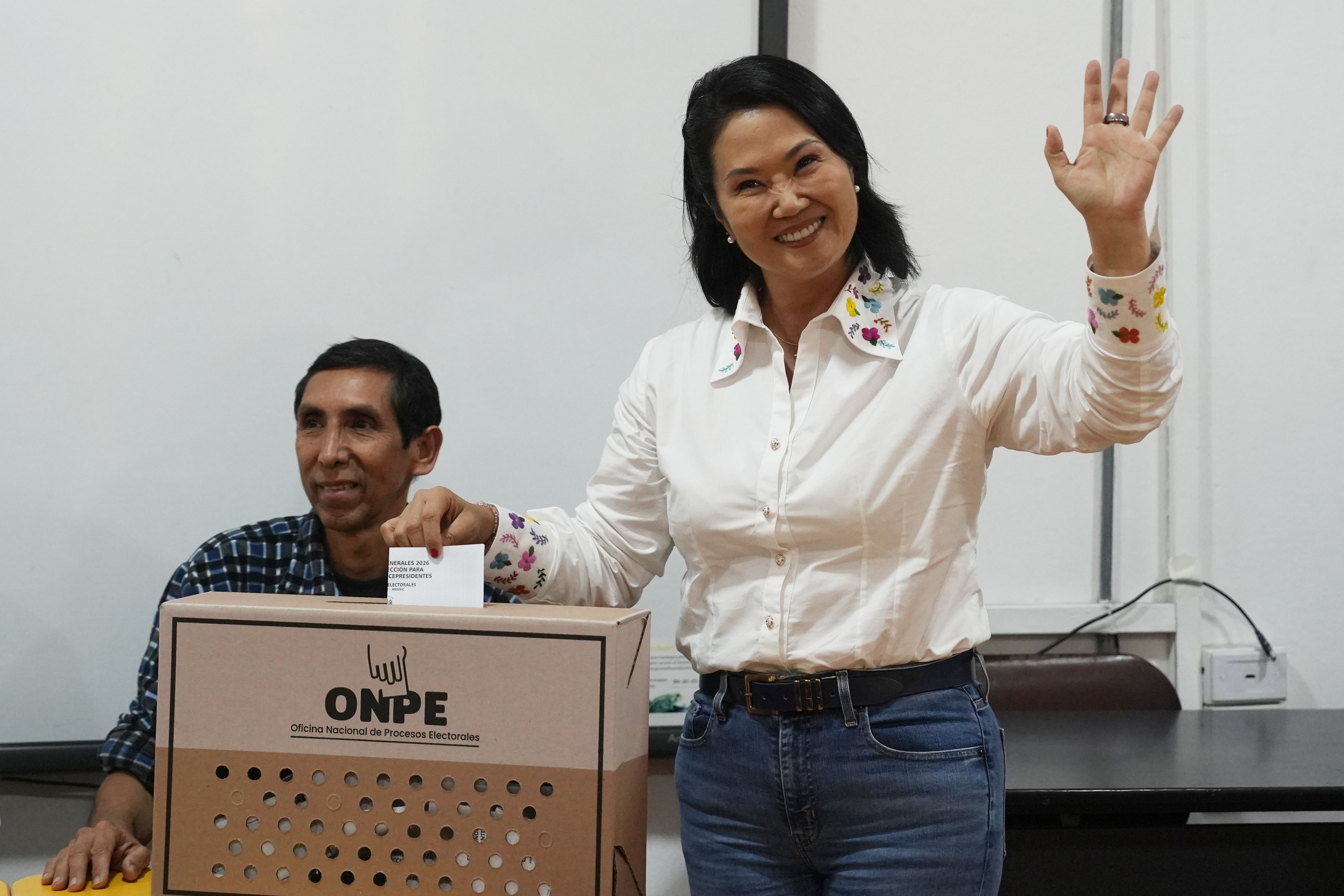 La candidata presidencial del Partido Fuerza Popular, Keiko Fujimori, vota en la segunda vuelta de las elecciones presidenciales en Lima, Perú, el domingo 7 de junio de 2026. (Foto AP/Guadalupe Pardo)