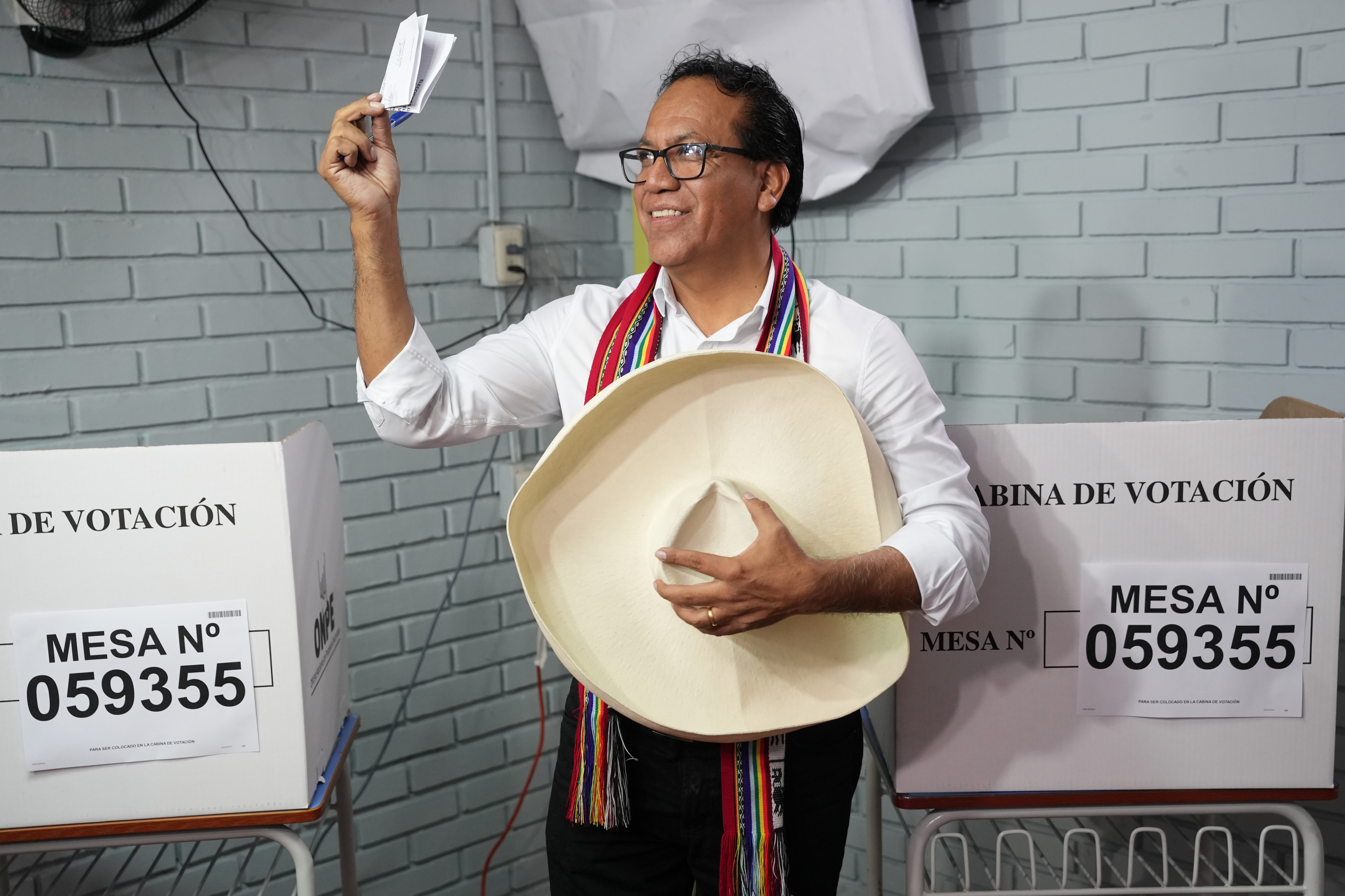 El candidato presidencial Roberto Sánchez, del partido Juntos por el Perú, muestra su boleta durante la segunda vuelta de las elecciones presidenciales en Lima, Perú, el domingo 7 de junio de 2026.