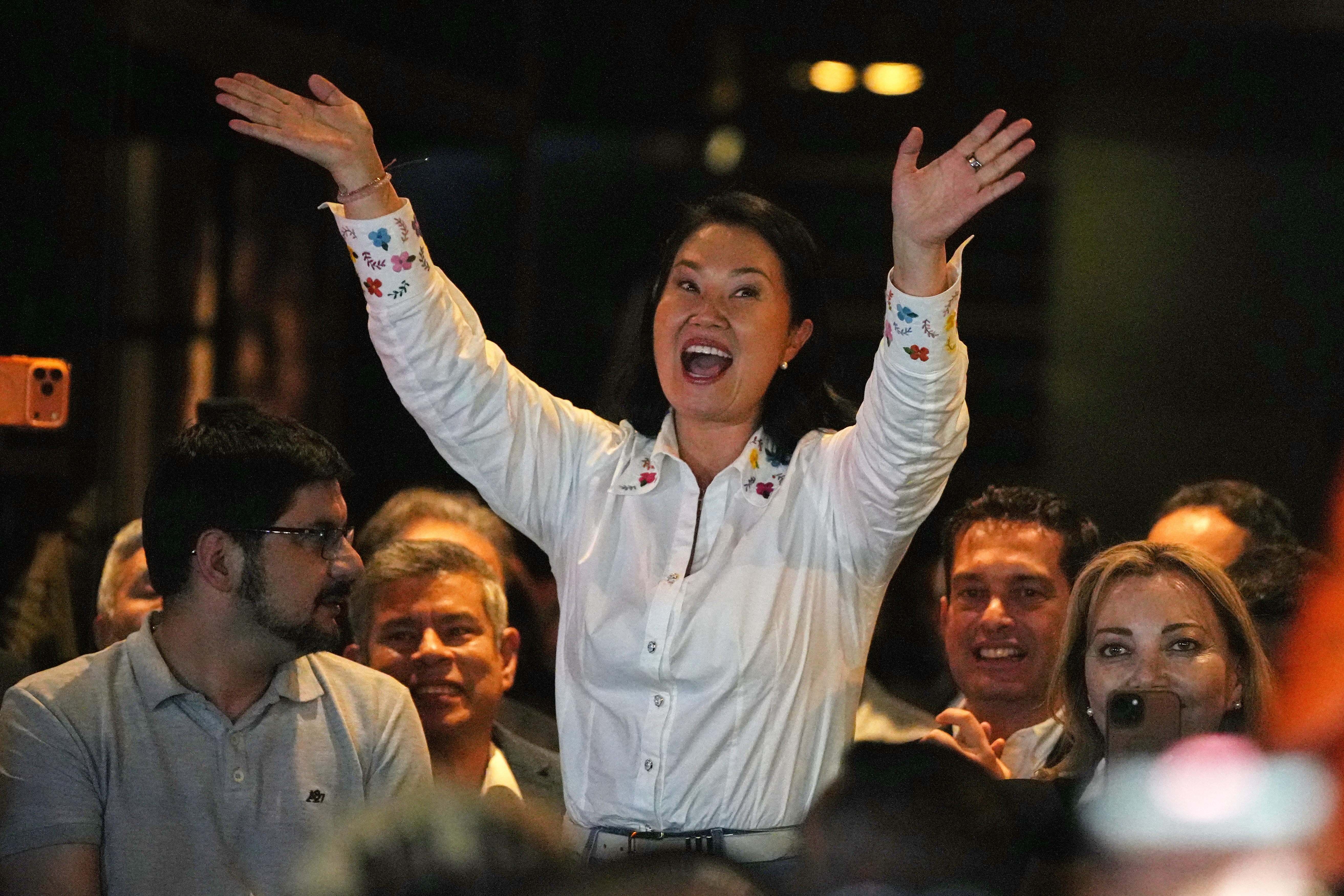 La candidata presidencial de Fuerza Popular, Keiko Fujimori, saluda después del cierre de las urnas durante la segunda vuelta de las elecciones presidenciales en Lima, Perú. (Foto AP/Guadalupe Pardo)