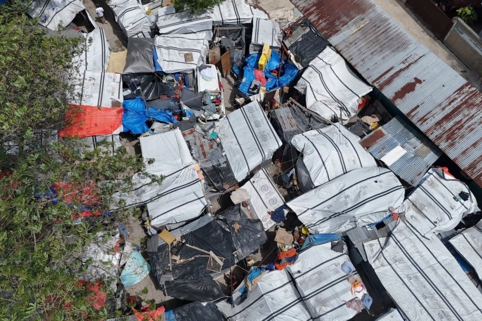 Vivienda improvisada de las familias desplazada por las bandas en Haití