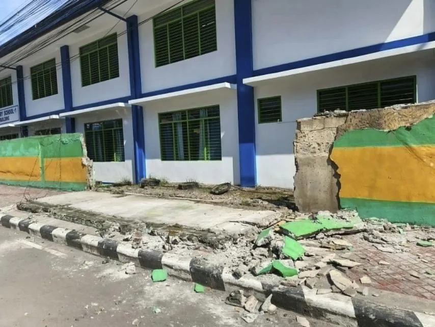 Una fotografía muestra los daños en el exterior de un edificio tras un terremoto en la provincia de Cotabato del Sur, Filipinas.