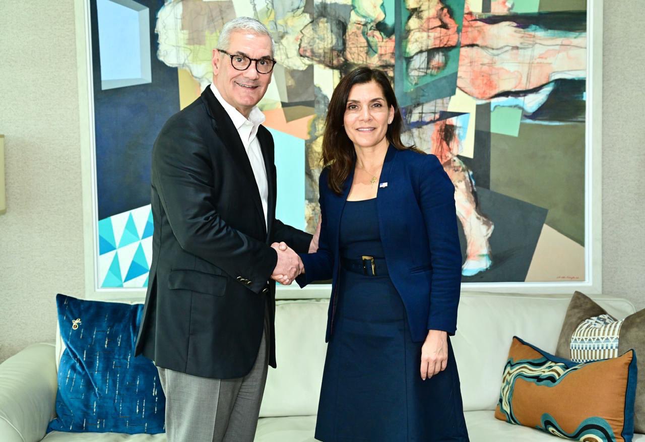 Gonzalo Castillo con la Embajadora Leah Francis Campos.