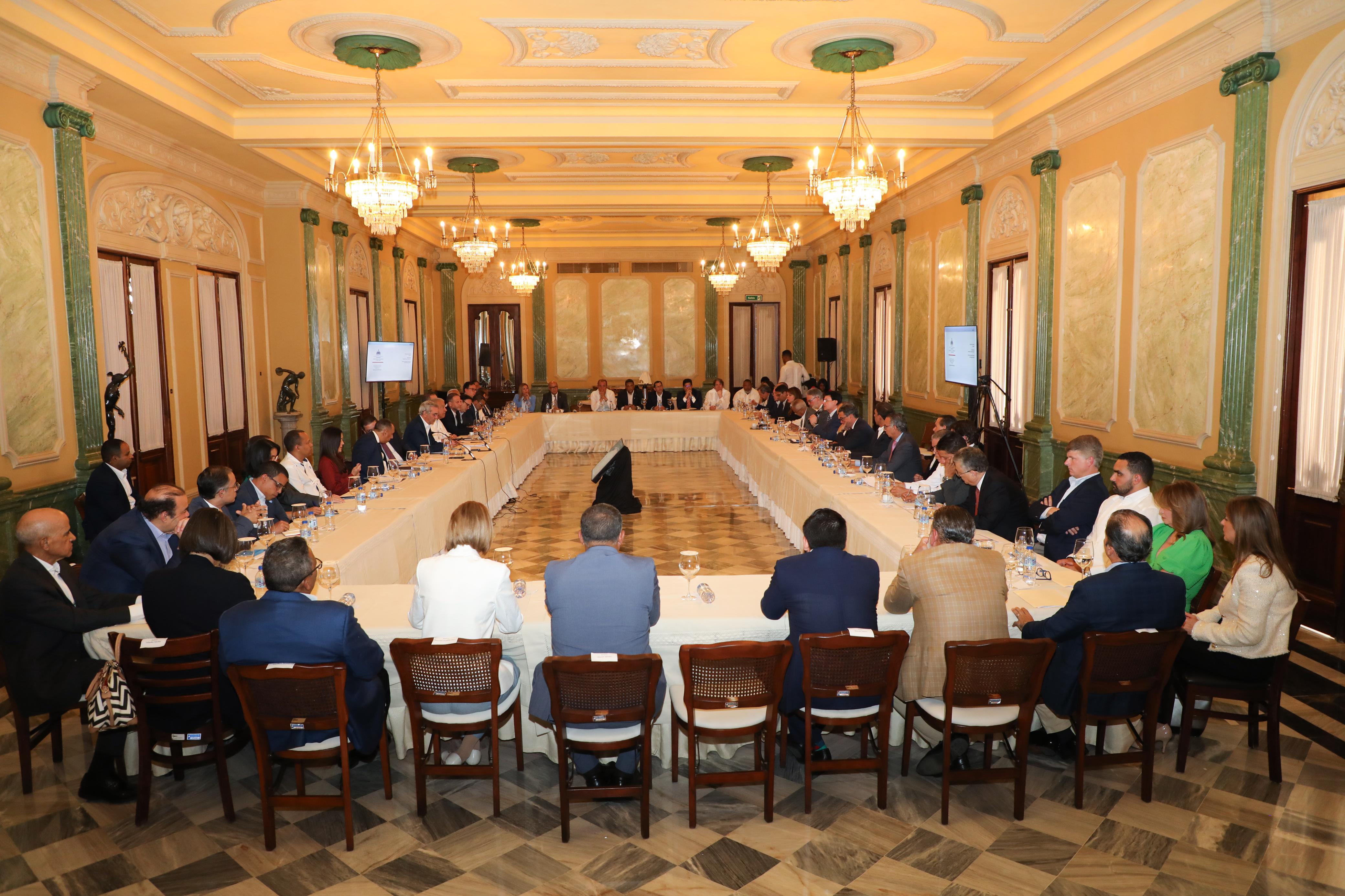 El presidente Luis Abinader encabezó una reunión con representantes de los sectores productivos en el Palacio Nacional.