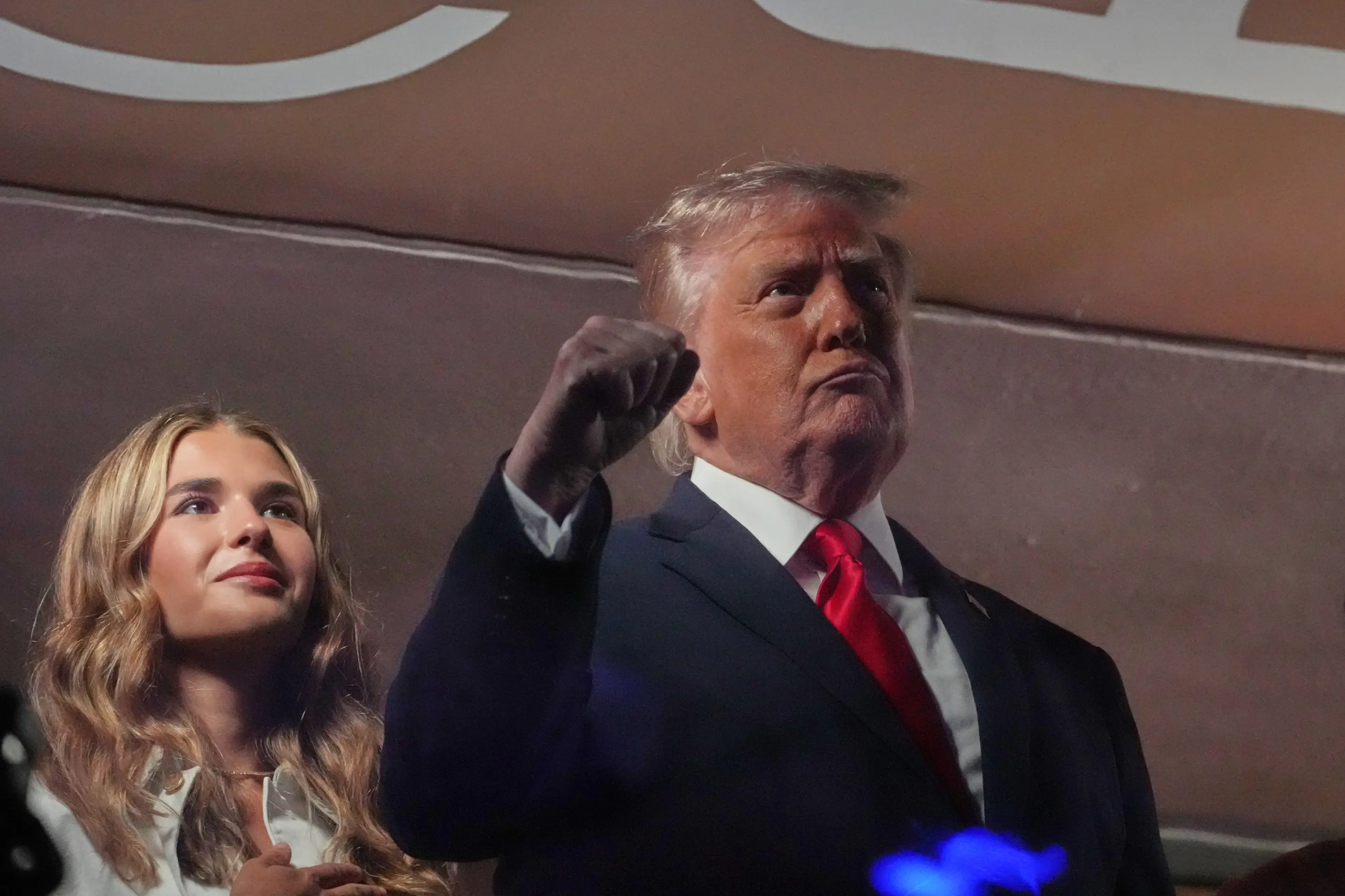 Donald Trump levanta el puño durante su aparición en el Madison Square Garden