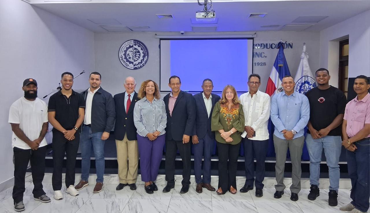 Parte del comité organizador de la celebración del primer centenario del municipio de Los Cacaos en la provincia de San Cristóbal.