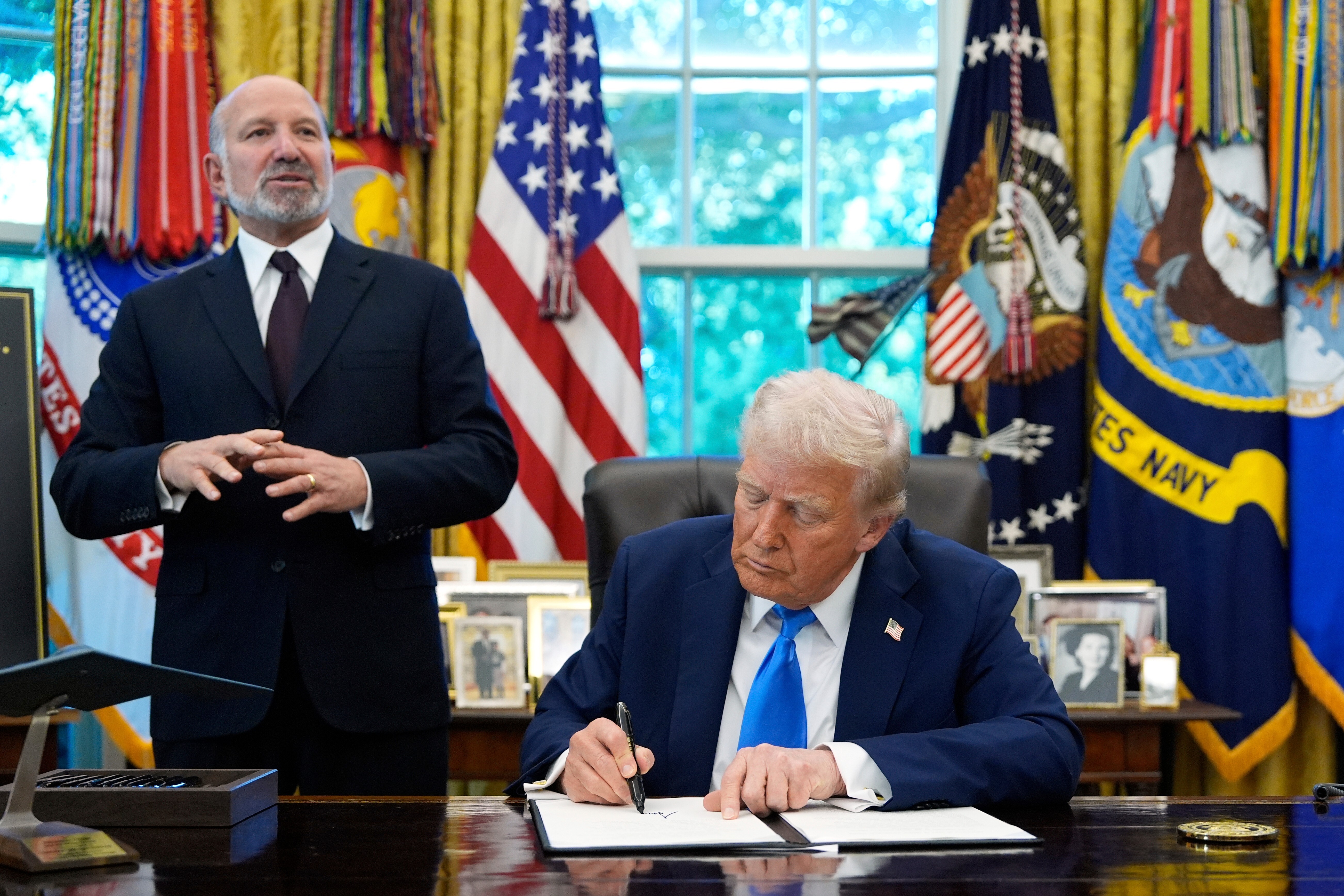 ARCHIVO – El secretario de Comercio de Estados Unidos, Howard Lutnick, habla mientras el presidente Donald Trump firma la orden ejecutiva de la Tarjeta Dorada en el Despacho Oval de la Casa Blanca, el 19 de septiembre de 2025, en Washington. (AP Foto/Alex Brandon, Archivo)