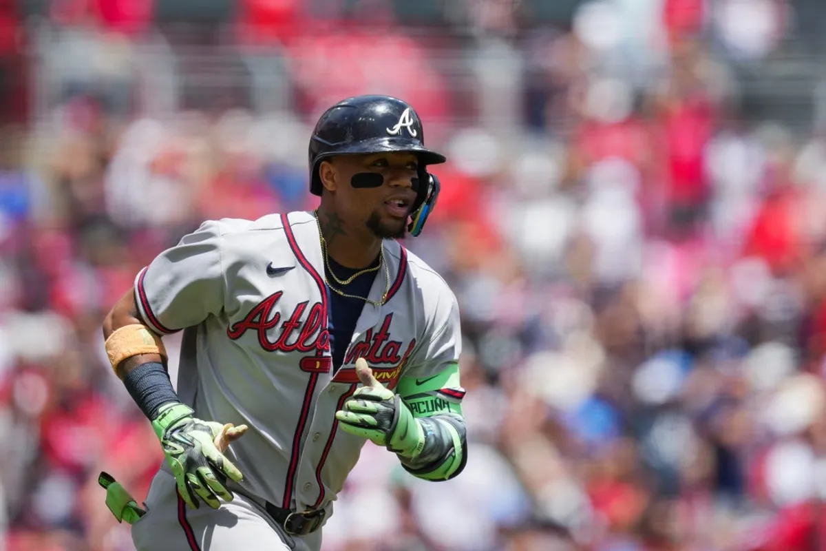 El jardinero estrella de los Bravos de Atlanta, Ronald Acuña Jr., abandonó el juego
