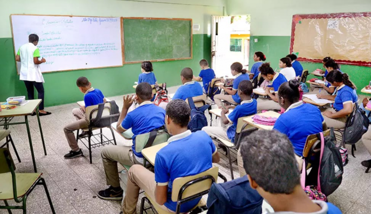 Maestros en escuelas dominicanas