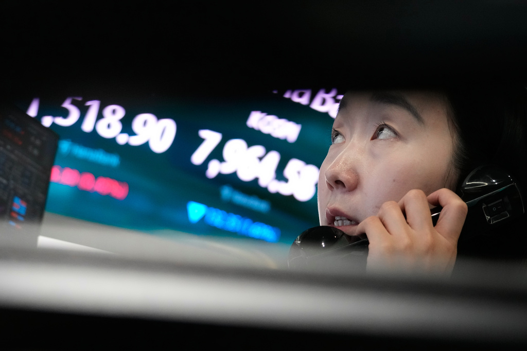 Un operador de divisas habla por teléfono junto a una pantalla que muestra el índice compuesto de precios de acciones de Corea (KOSPI) y el tipo de cambio entre el dólar estadounidense y el won surcoreano en la sala de operaciones del Hana Bank en Seúl, Corea del Sur, el miércoles 10 de junio de 2026. (Foto AP/Ahn Yong-jun)