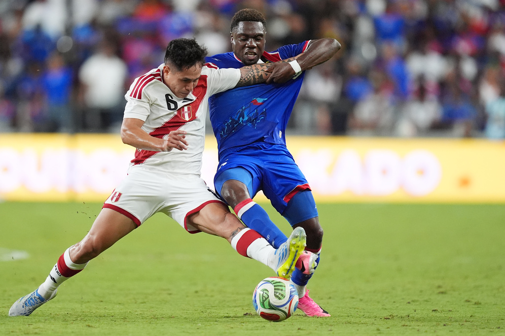 El mediocampista peruano Jesús Pritel (6) disputa el balón con el mediocampista haitiano Dominic Simon durante la segunda mitad de un partido amistoso internacional de fútbol, ​​el viernes 5 de junio de 2026, en Miami. (Foto AP/Rebecca Blackwell)