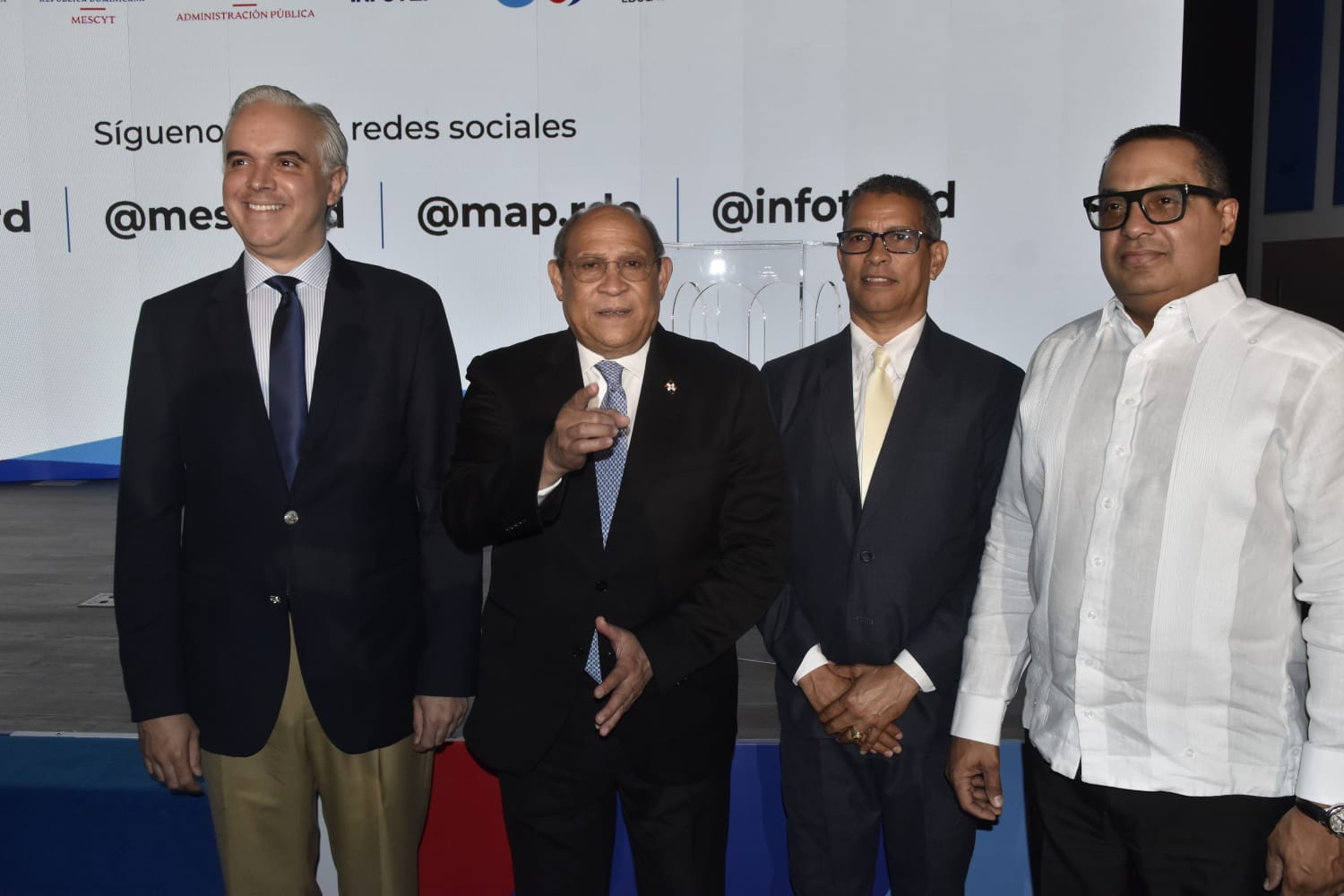 Los ministros Luis Miguel De Camps y Rafael Santos junto a Elvis Muñoz, viceministro del MAP y Luis Manuel Rodríguez, subdirector del Infotep.