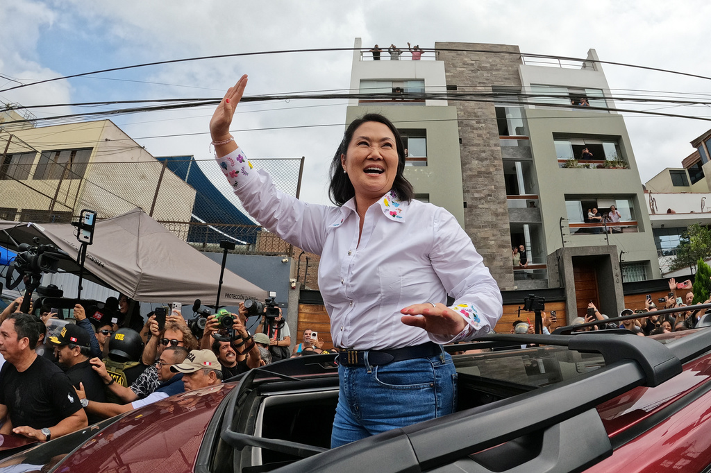 La candidata presidencial Keiko Fujimori, del partido Fuerza Popular, saluda tras votar en la segunda vuelta de las elecciones presidenciales en Lima, Perú.