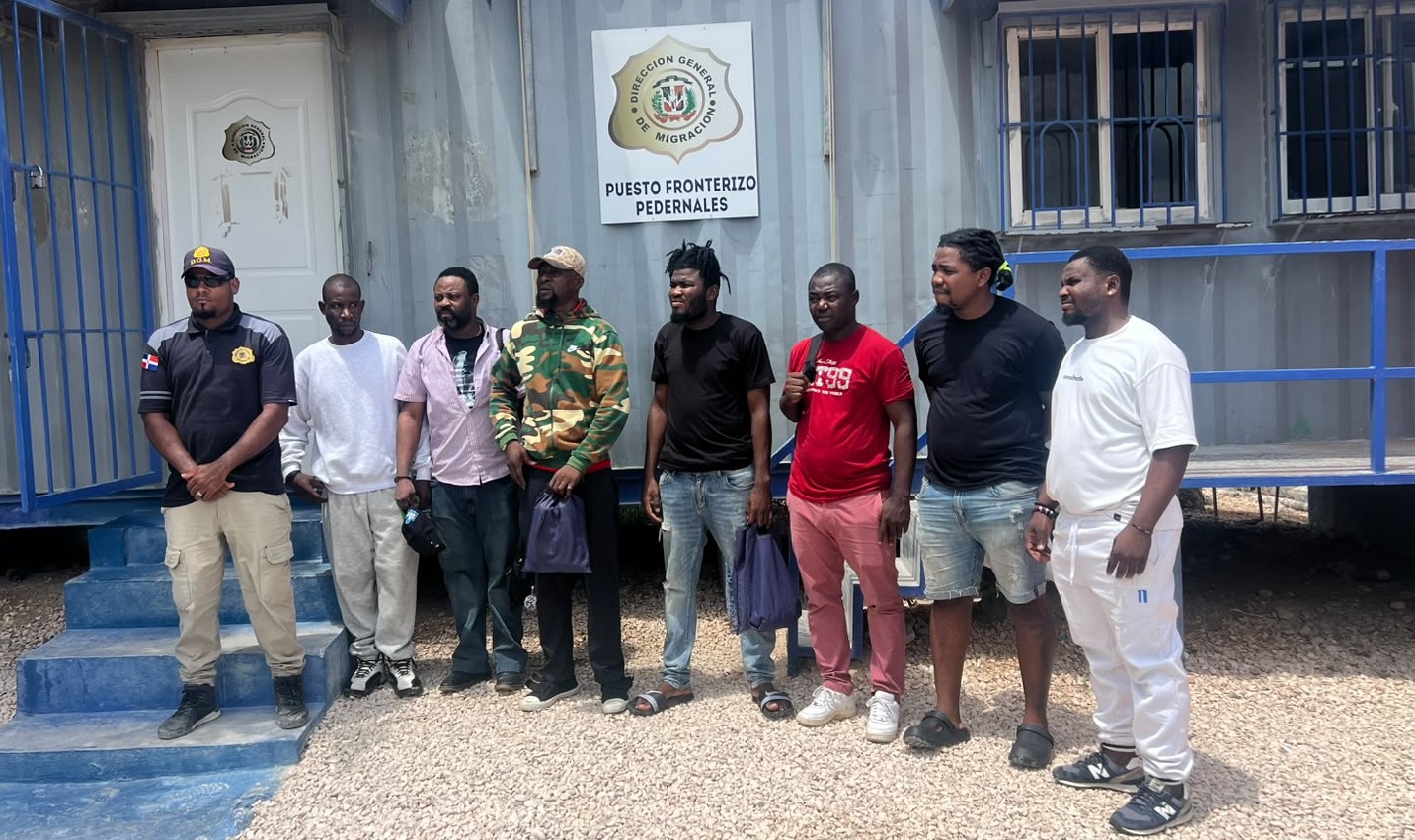 brillo Ocho ciudadanos haitianos que eran buscados por las autoridades haitianas y que fueron detenidos en diversos operativos realizados en Santo Domingo y otras ciudades del país fueron entregados este jueves a la Policía Nacional de Haití a través del paso fronterizo de Pedernales. Según los informes iniciales, los detenidos están siendo investigados por autoridades de países vecinos por presunta participación en actividades criminales y se cree que están vinculados con grupos armados que operan en suelo haitiano. Ocho haitianos fueron trasladados junto a un grupo de 50 nacionales de ese país. De ellos, 42 fueron repatriados de conformidad con los procedimientos de inmigración establecidos, mientras que los otros ocho permanecen bajo custodia de la Policía Nacional de Haití en espera de investigación. Las autoridades haitianas determinarán, mediante los procedimientos adecuados, si las personas detenidas tienen responsabilidad penal o vínculos con hechos delictivos que sean materia de investigación en ese país. Tras su entrega, los ocho connacionales quedaron a disposición de las autoridades haitianas correspondientes, quienes continuarán con las investigaciones y acciones legales correspondientes.