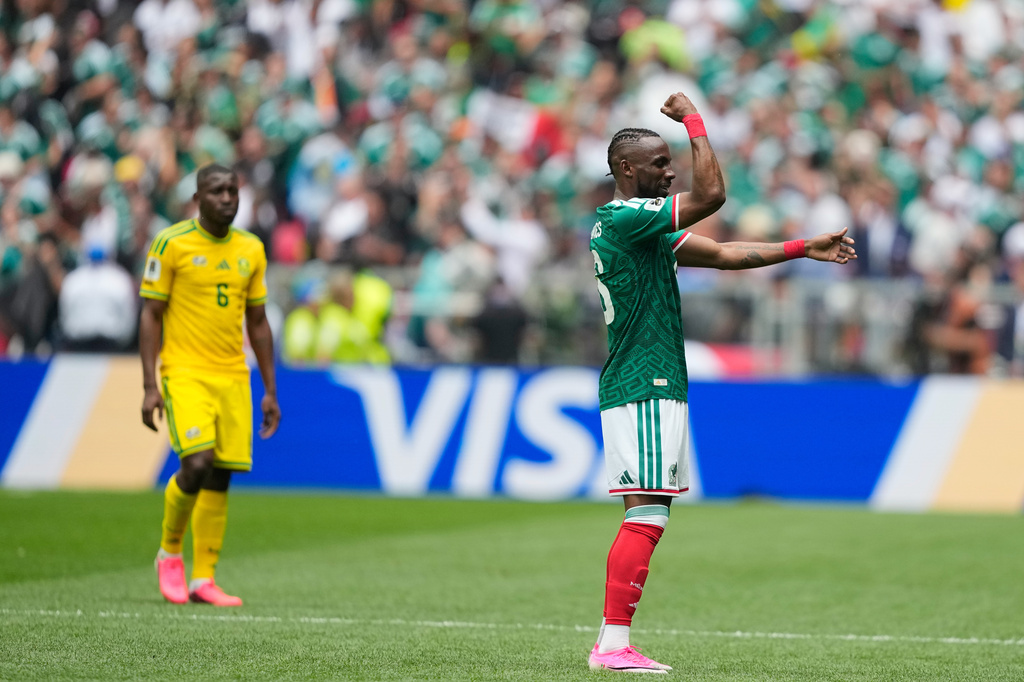 El mexicano Julián Quiñones celebra tras anotar el primer gol de su equipo durante el partido del Grupo A del Mundial entre México y Sudáfrica, el jueves 11 de junio de 2026, en la Ciudad de México. (Foto AP/Natacha Pisarenko)