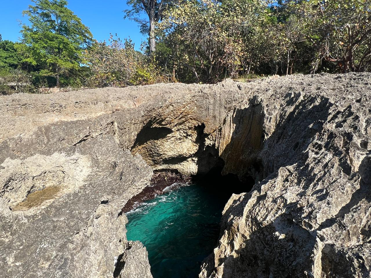 Este es el famoso “Hoyo” de Rio San Juan, donde cientos de turistas llegan diariamente para disfrutar de la belleza del lugar y aprovechar para darse un chapuzón y tomarse algunas fotografías. Jorge González