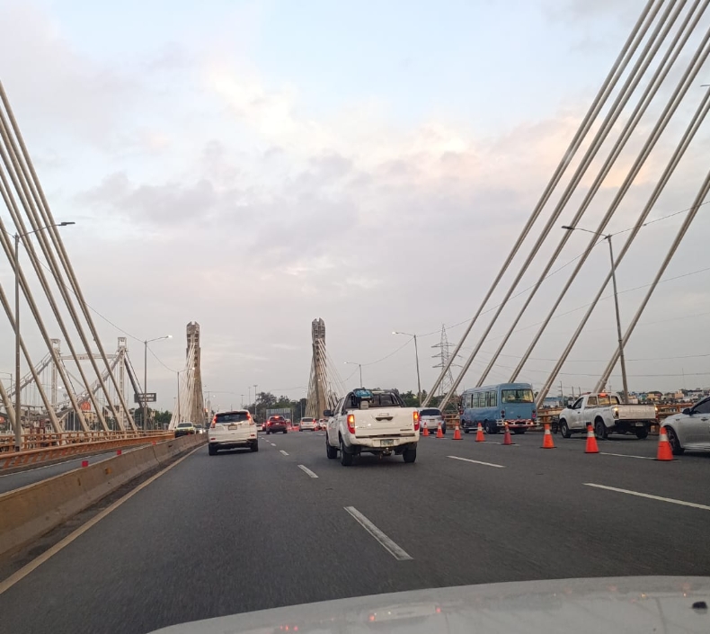 Así quedó ayer el trancón en el Puente Duarte.