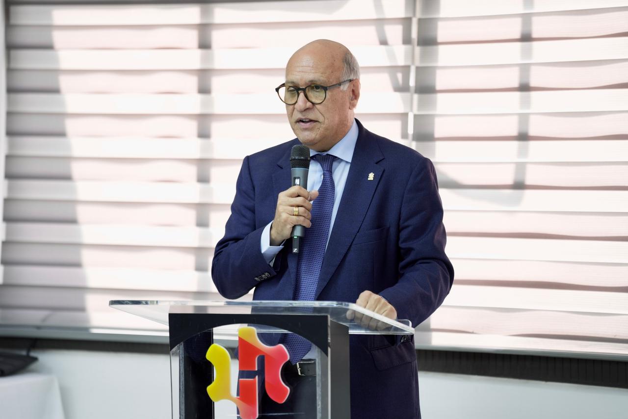 El presidente actual de la Asociación Nacional de Empresas e Industrias Herrera (ANEIH) es el empresario Ángelo Viro