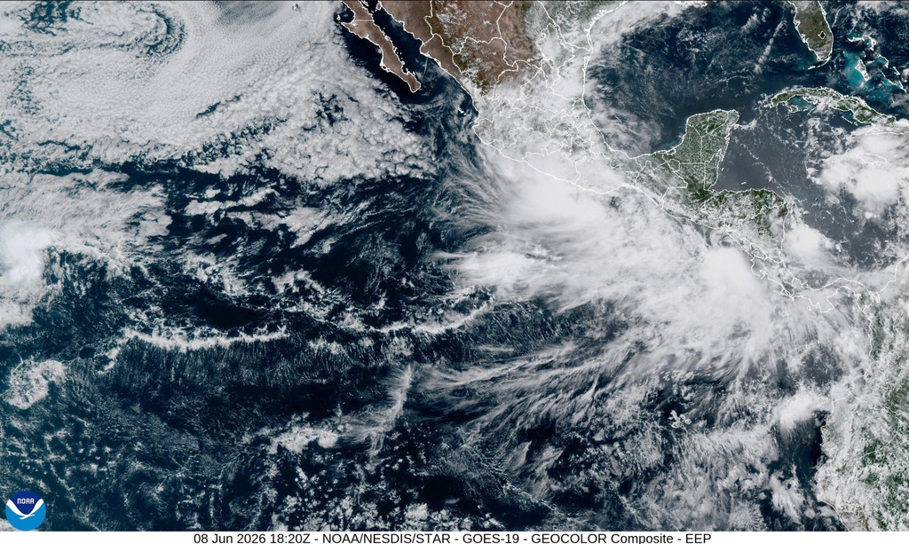 En esta imagen satelital publicada por la NOAA, se observa la formación de la tormenta tropical Christina en el océano Pacífico, frente a las costas de Nicaragua, el lunes 8 de junio de 2026. (NOAA vía AP)