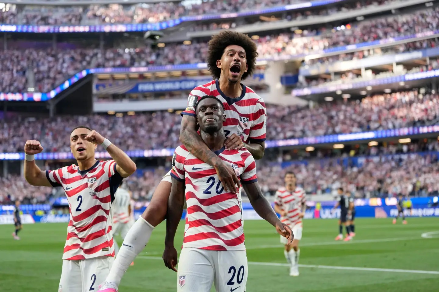 Folarin Balogun celebra el tercer gol de los norteamericanos en Inglewood, California.