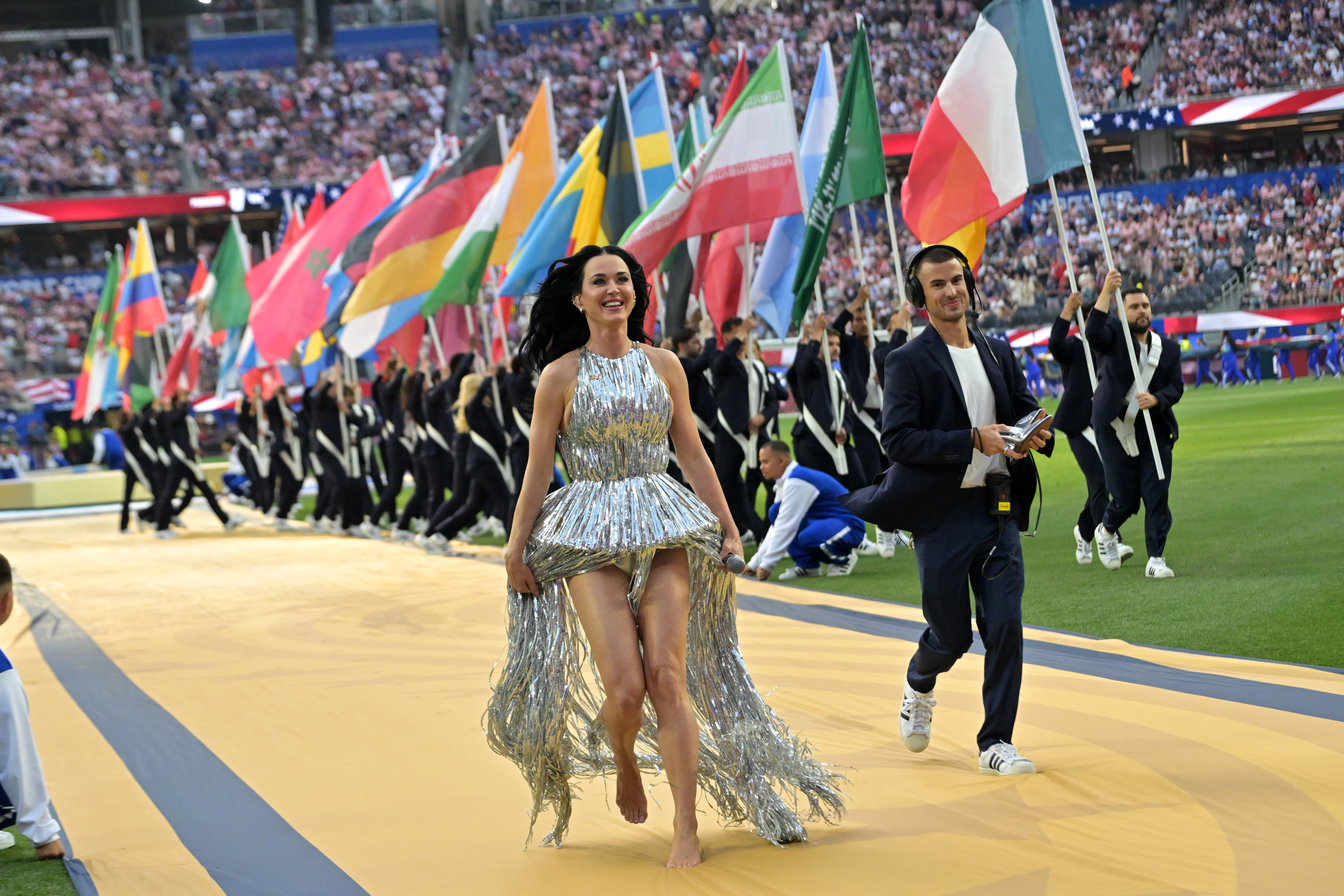 Katy Perry abandona el escenario después de su actuación antes del inicio del partido de fútbol del Grupo D de la Copa Mundial entre Paraguay y Estados Unidos en Inglewood, California, cerca de Los Ángeles, el viernes 12 de junio de 2026.