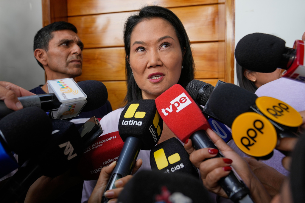 La candidata presidencial del Partido Fuerza Popular, Keiko Fujimori, habla con la prensa frente a su casa, días después de la segunda vuelta de las elecciones presidenciales en Lima, Perú. (Foto AP/Martín Mejía)