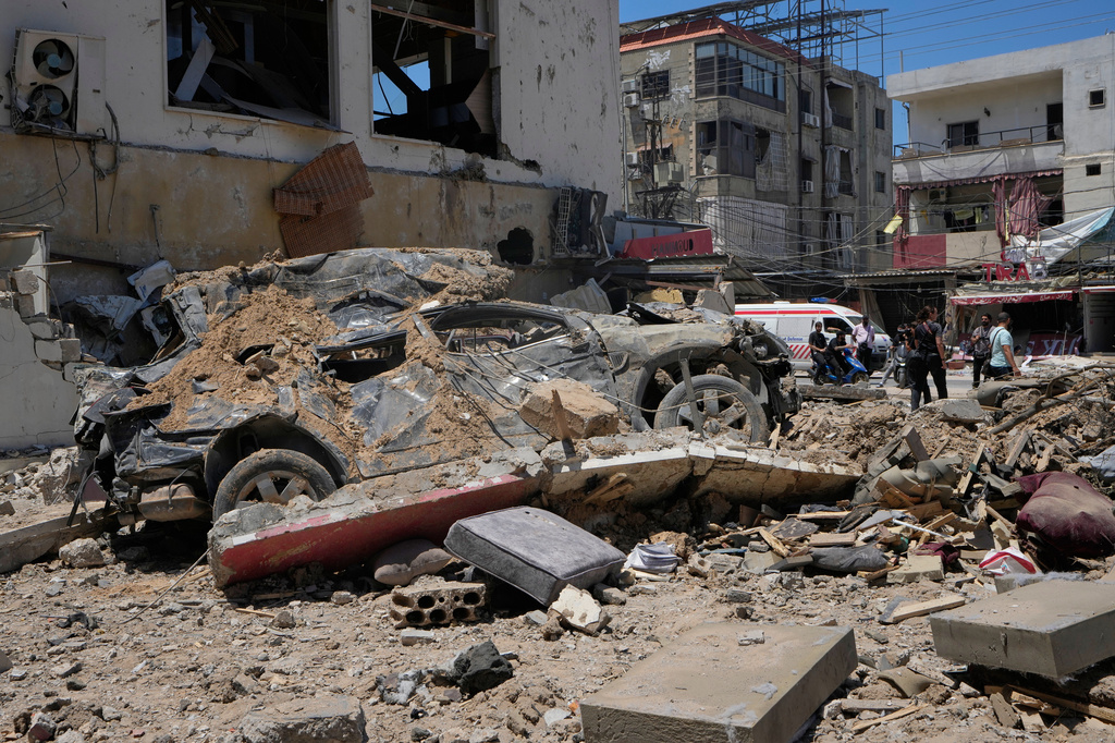 Un automóvil yace entre los escombros después de un ataque aéreo israelí en la ciudad portuaria sureña de Tiro. (Foto AP/Mohammed Zatari)