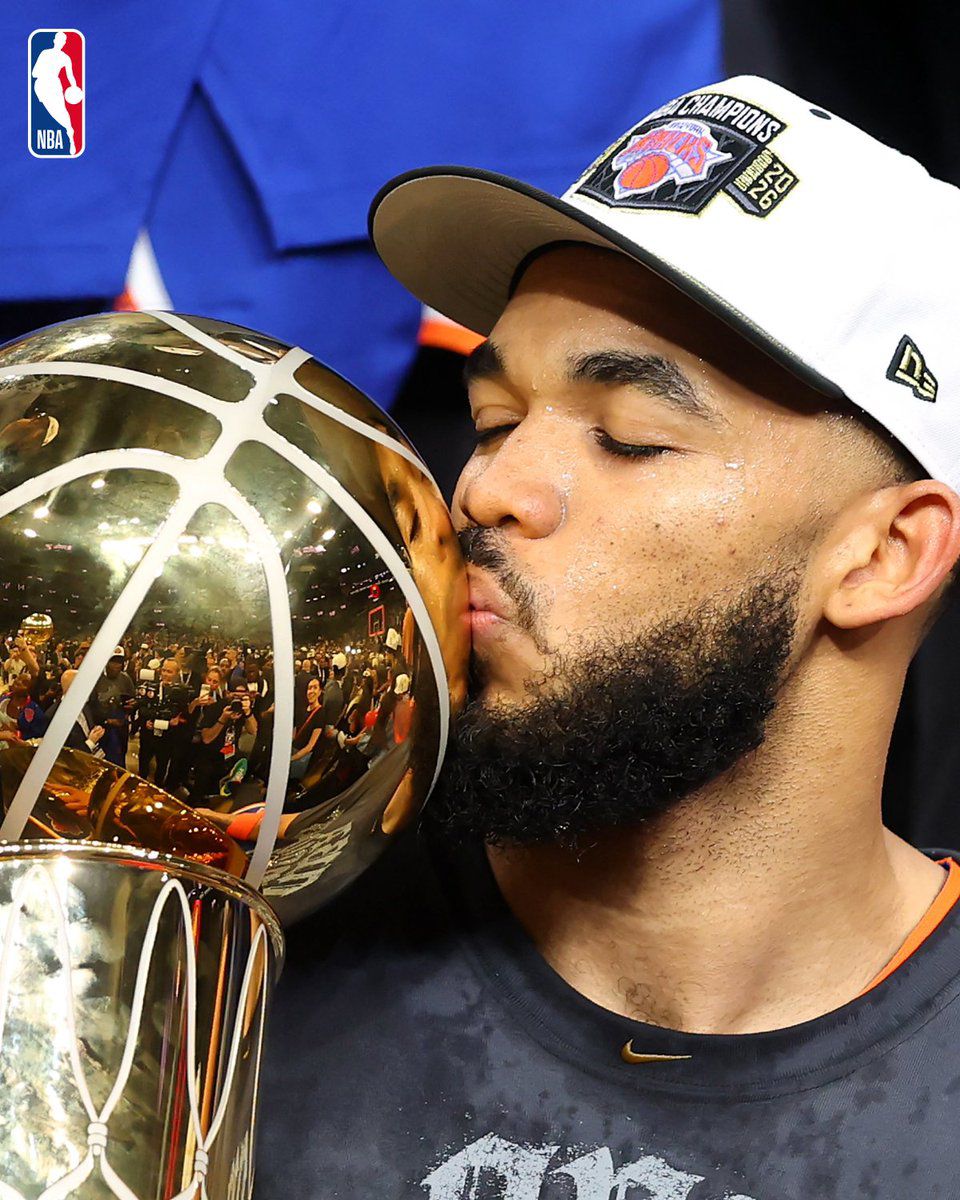 El dominicano Carl Towns besa el trofeo de campeón de la NBA con los New York Knicks.