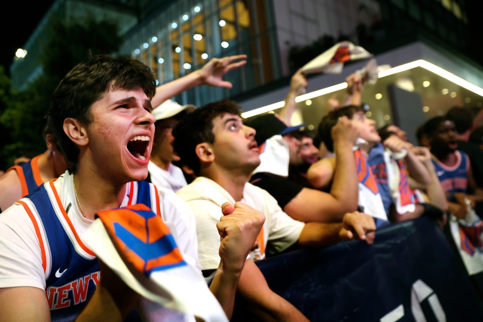 La fanaticada de Nueva York vuelve a la cima del baloncesto tras 53 sin levantar el trofeo de campeón de la NBA.