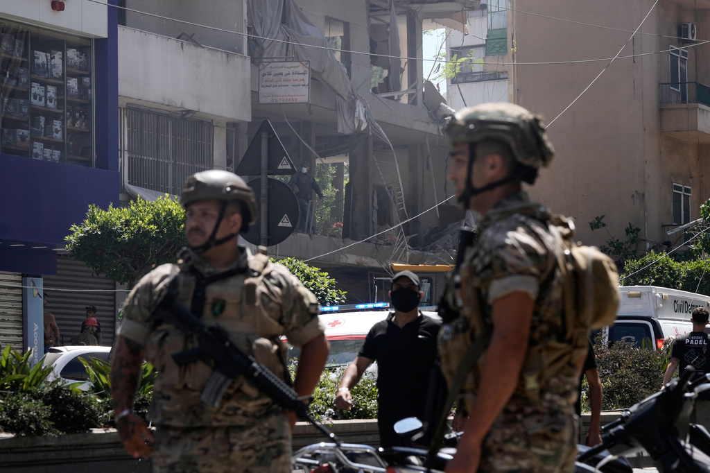 Soldados libaneses hacen guardia en el lugar donde un ataque aéreo israelí alcanzó un apartamento en la ciudad de Dahiyeh, un suburbio al sur de Beirut, el domingo 14 de junio de 2026. (Foto AP/Bilal Hussain) Foto/Bilal Hussain)