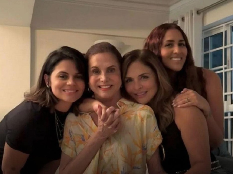 Foto familiar de Tanya Báez, su madre y sus hijas.