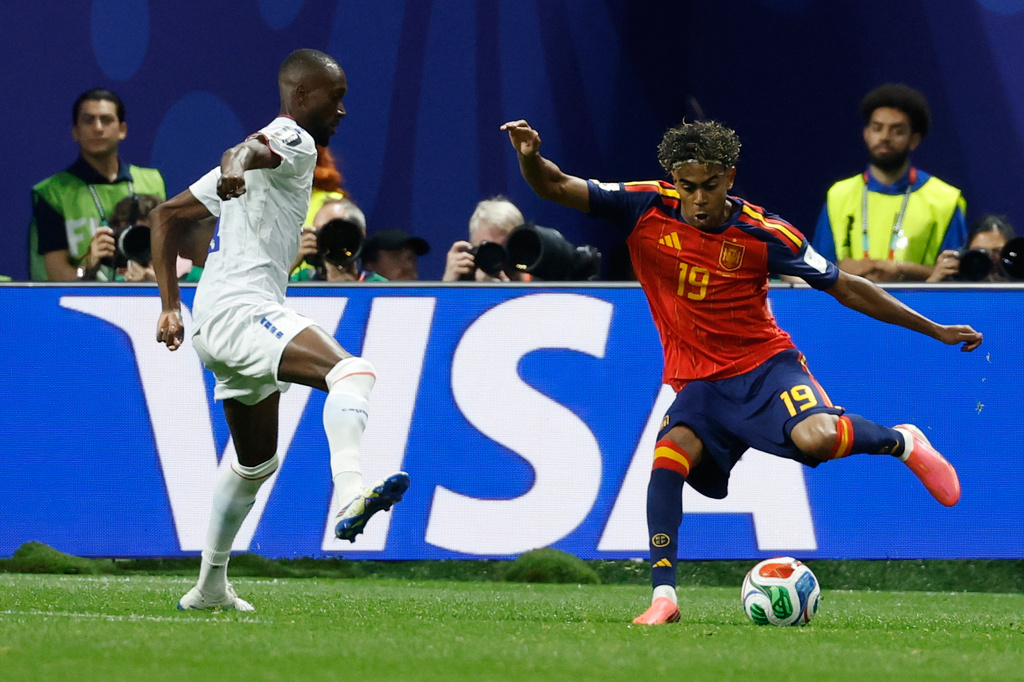 Willy Semedo de Cabo Verde anota contra el español Lamine Yamal durante su partido del Grupo H en la Copa del Mundo 2026 en Atlanta, el lunes 15 de junio de 2026.