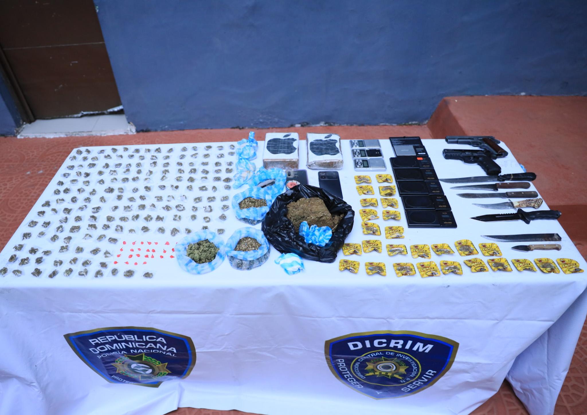 Drogas y armas incautadas PN.