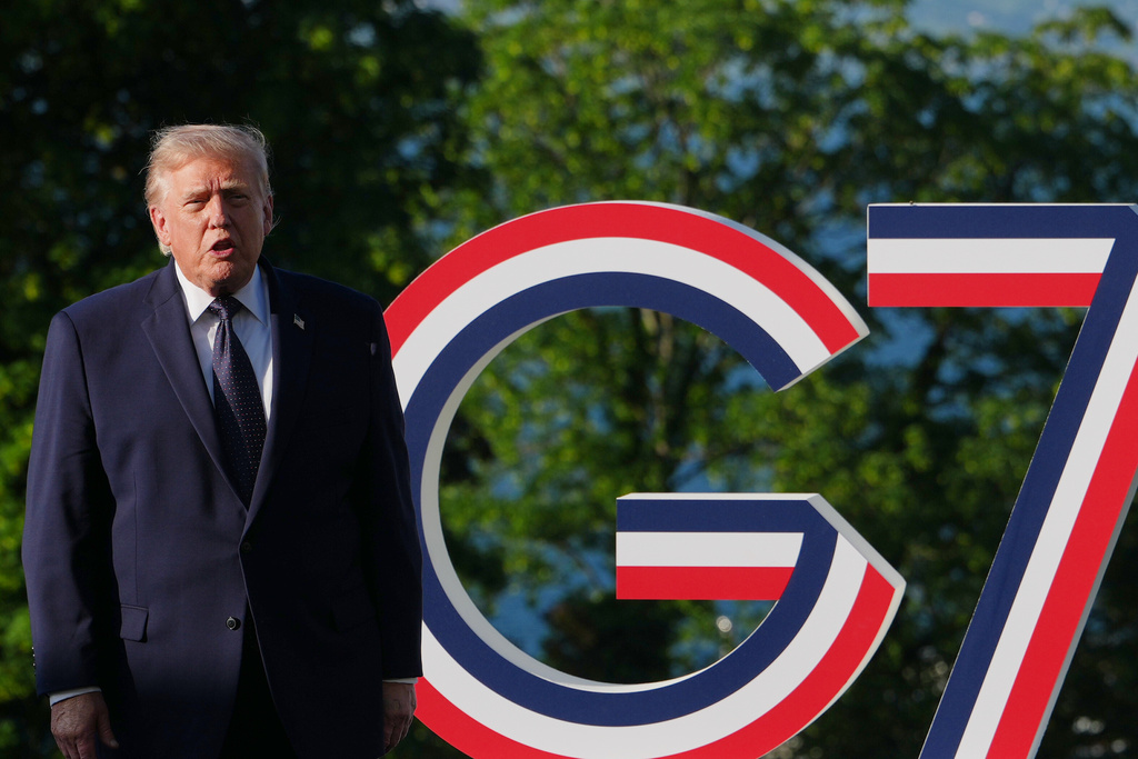 El presidente estadounidense Donald Trump da la bienvenida al presidente francés Emmanuel Macron y a la primera dama Brigitte Macron en la cumbre del G7 en Evian-les-Bains, Francia. (Foto AP/Julia DeMarie Nichinson)