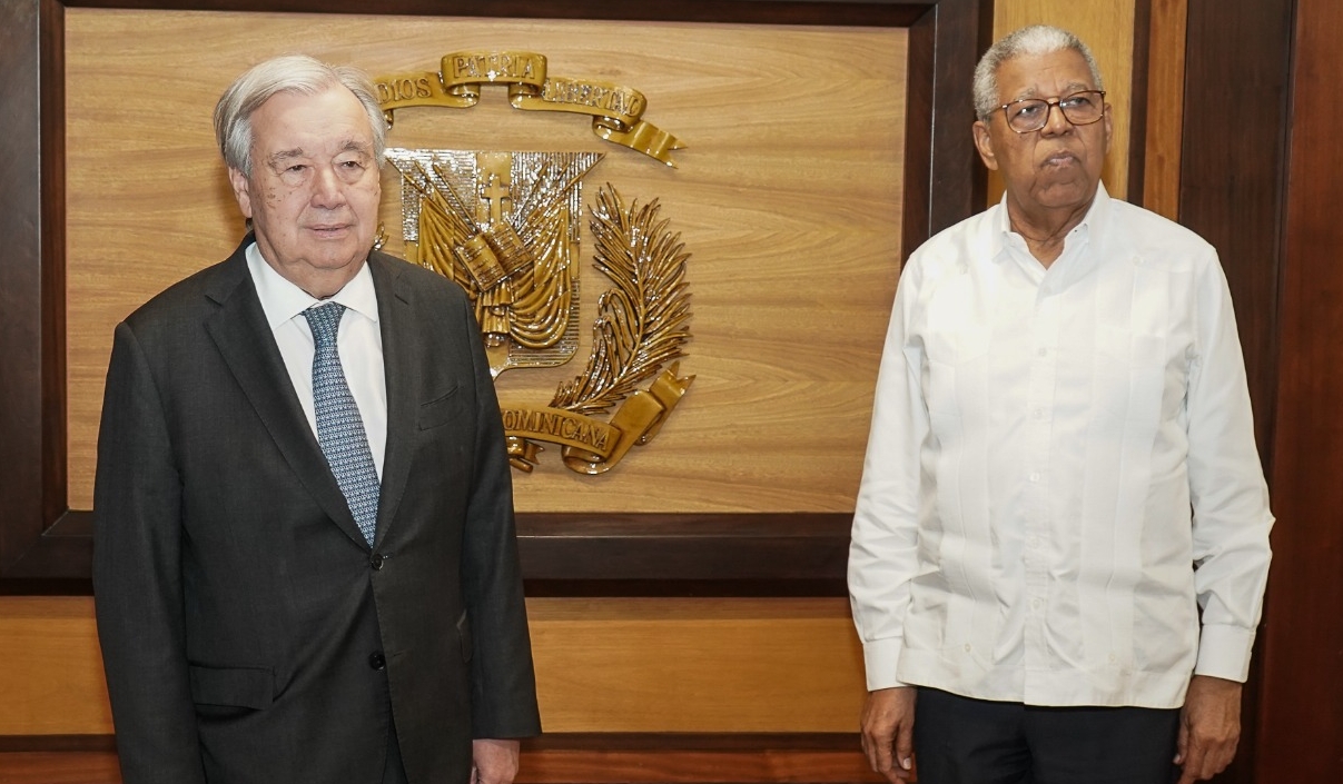 Antonio Guterres fue recibido ayer en AILA por el vicecanciller Rubén Seeley.