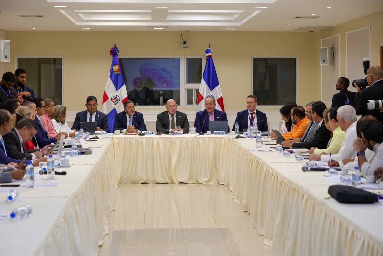 Integrantes de la comisión bicameral se reunieron este martes con el ministro de Hacienda, Magyn Díaz, y el empresario Mario Pujols. Foto/L Nacional.