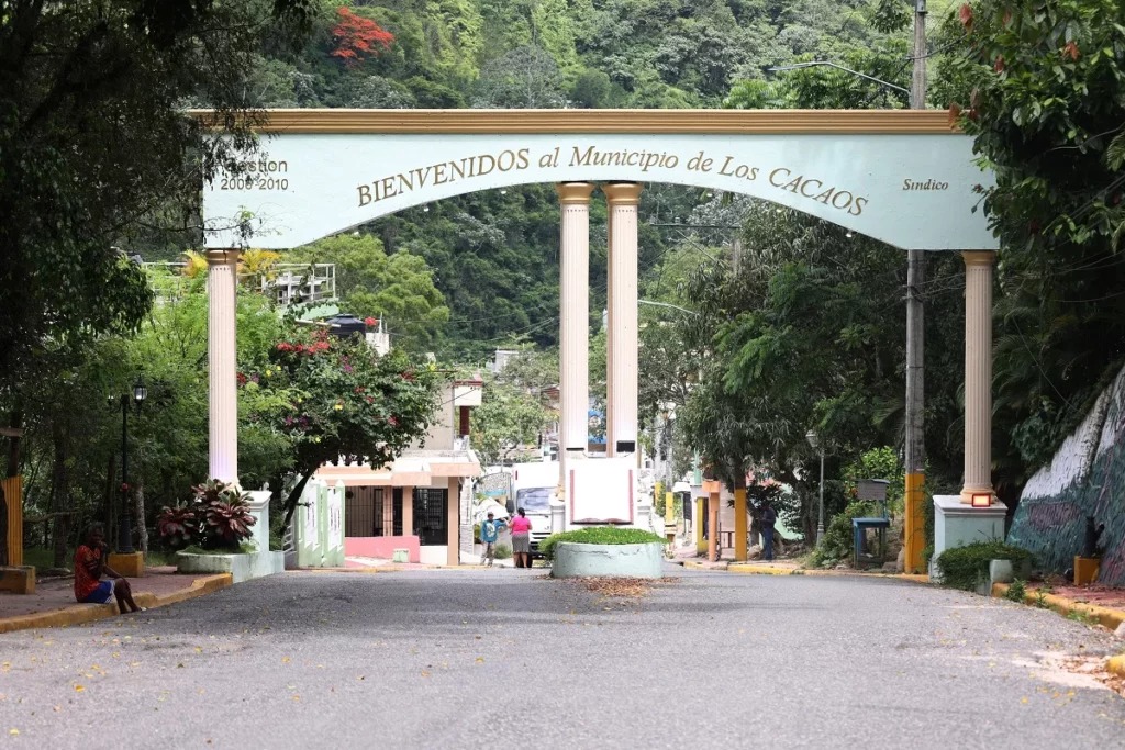 Ingreso al municipio de Los Cacaos en la provincia de San Cristóbal. Archivo.