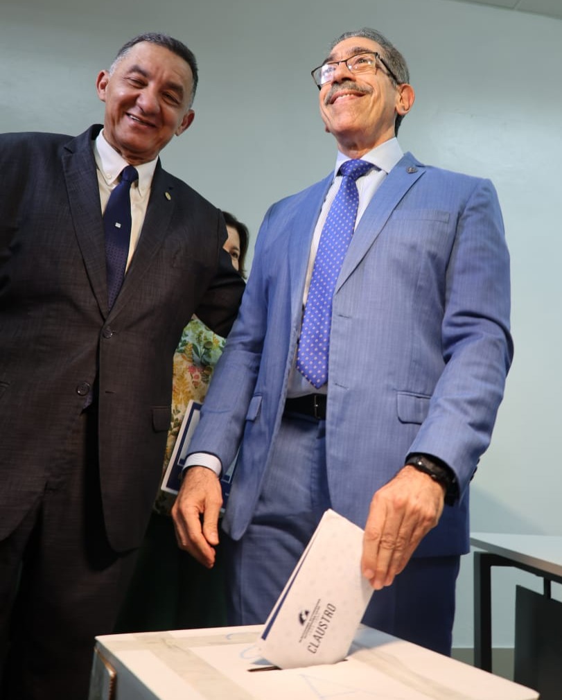George Aszana ejerciendo su derecho al voto