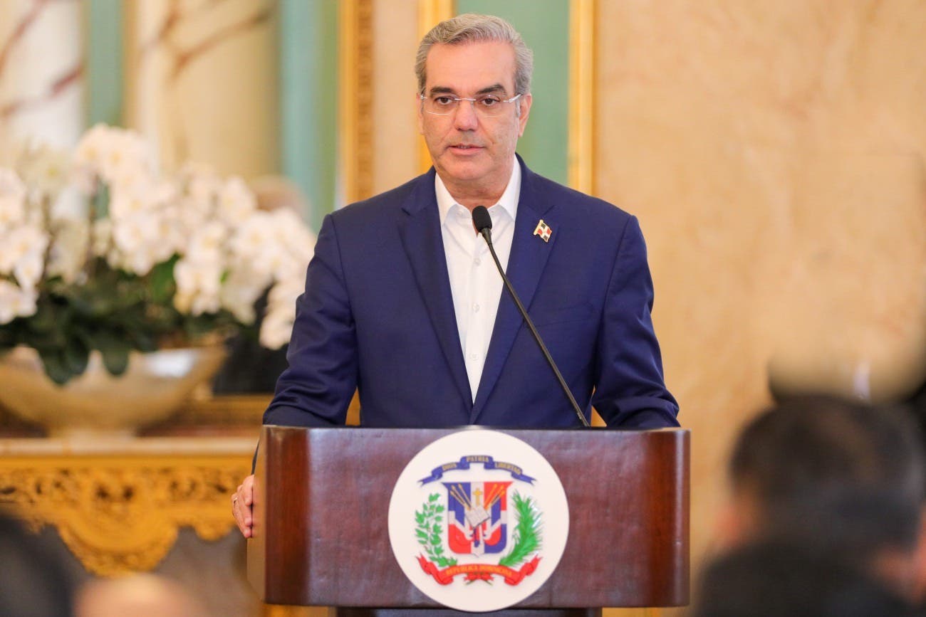 El presidente Luis Abinada dictó la Ley 30-26 para fortalecer los ingresos del pueblo y contrarrestar los efectos de la crisis internacional.